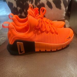 NEW Nike Men’s Orange and Black Athletic Sneakers size 8